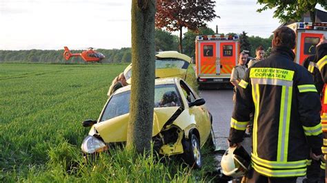 Auto F Hrt Frontal Gegen Baum