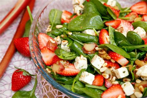 Frischer Spinat Salat Mit Erdbeeren Und Rhabarber Eine K Stliche