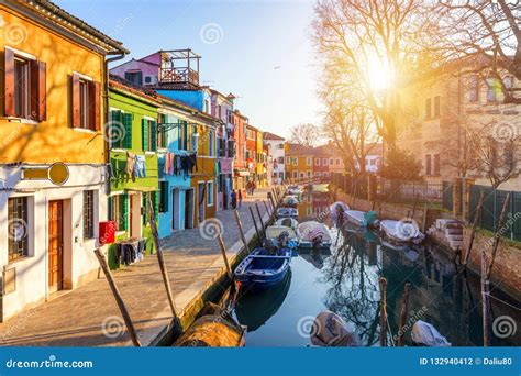 Calle Con Los Edificios Coloridos En La Isla De Burano Venecia Italia