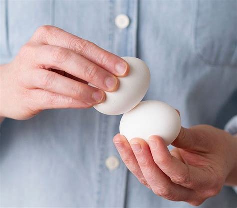 How To Crack An Egg The Right Way Readers Digest