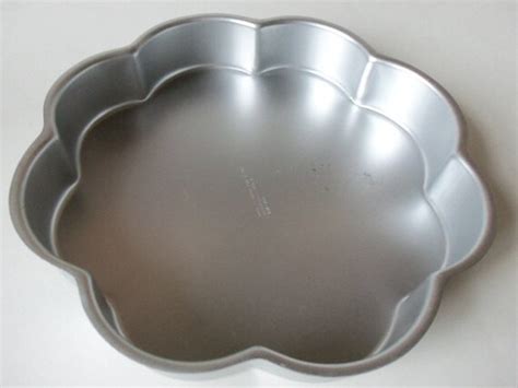 Wilton Scalloped Flower Cake Pan 12 By Meerkatsmanor On Etsy