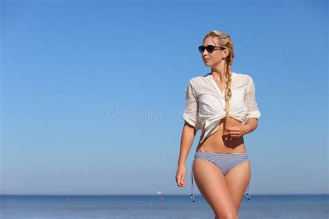 Bella Mujer En Bikini En La Playa Imagen De Archivo Imagen De Encanto