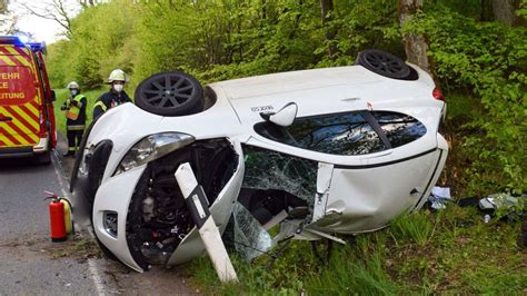 Vogelsberg Auto Prallt Gegen Baum Zwei Personen Schwer Verletzt