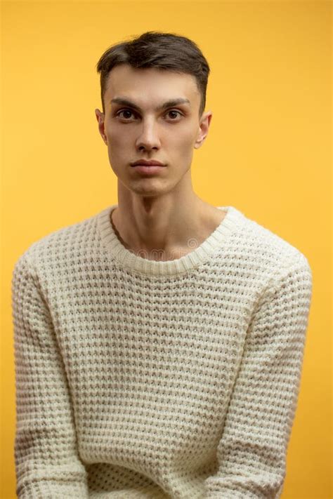 Retrato De Un Hombre Joven Serio Elegante Que Se Opone A Fondo Amarillo