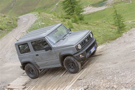 Suzuki Jimny Pro 4WD AllGrip 2021 look irrésistible et marrant à conduire