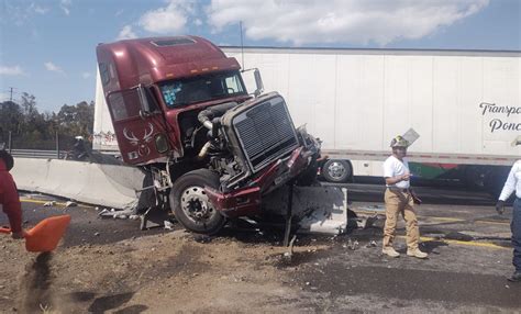 Tráiler choca contra muro de contención y un auto en Teotihuacán hay 6