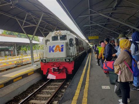 Arus Balik Tahun Baru 2024 Penumpang Kereta Api Naik 48