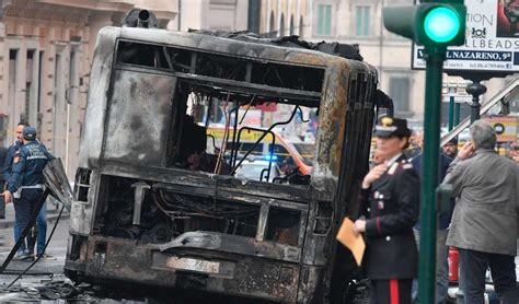 Roma Bus Atac Va A Fuoco Sul Raccordo Anulare