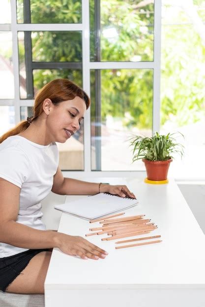 Mujer Joven Artista Haciendo Pintura En Casa Foto Premium