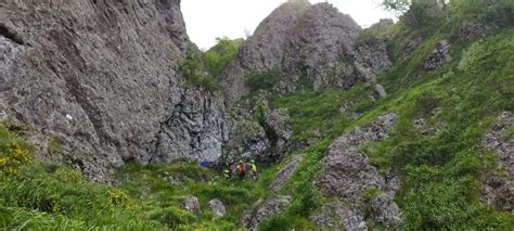 Alpinista Cade Durante L Arrampicata