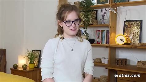 Ersties Luna verwöhnt ihre rasierte Muschi mit Dildo und Vibrator XVIDEOS