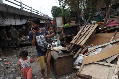 Pemkot Surabaya Relokasi Warga Kampung Malam