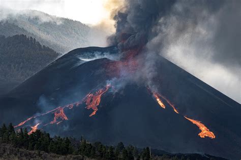 Un colapso parcial del cono del volcán de La Palma abre una nueva gran