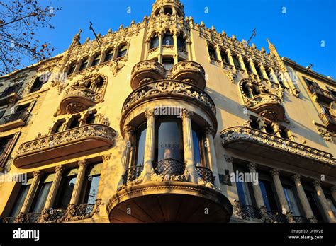 Edificio residencial de estilo modernista Casa Lleó Morera siglo XX