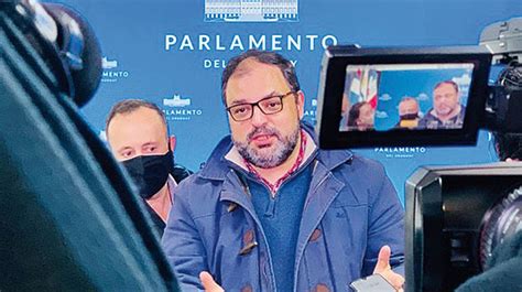 El senador Charles Carrera en medio de la polémica luego de difusión de