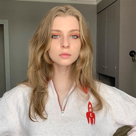 Hot girl Nga được dân mạng gọi là công chúa lạnh lùng Người đẹp Việt Giải Trí