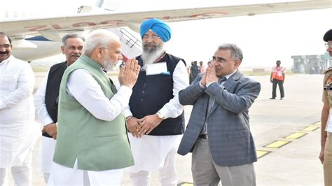 Pm Modi Meet Radha Soami Satsang Beas Under The Leadership Of Baba