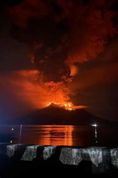 Tsunami Alert After A Volcano In Indonesia Has Several Big Eruptions And Thousands Are Told To