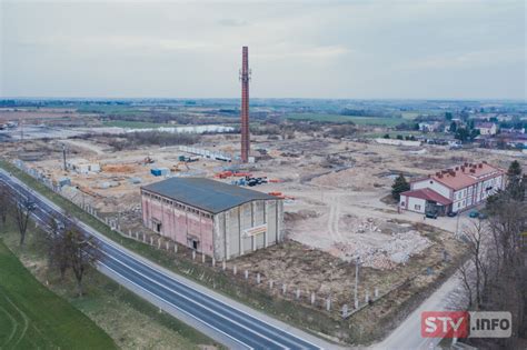 Tak zmienia się plac byłej cukrowni we Włostowie Zobacz film z drona