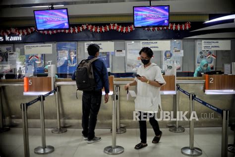 Penumpang Kereta Api Jarak Jauh Wajib Vaksin Booster Republika Online