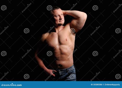 Homem Muscular No Fundo Preto Foto De Stock Imagem De Bonito