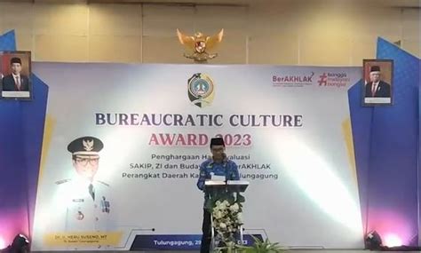 Pj Bupati Tulungagung Serahkan Piagam Penghargaan Sakip Kepada 10 OPD