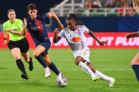 L Ol Enl Ve Le Troph E Des Championnes Au Nez Et La Barbe Du Psg