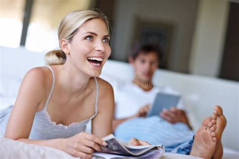 Momentos De Felicidad Conyugal Una Joven Feliz Tendida En La Cama Y