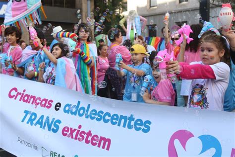 Pais Mães E Avós De Crianças Trans Existem E Reagem Aos Ataques Da