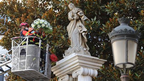 Tradicional ofrenda al Monumento a la Inmaculada Concepción en imágenes