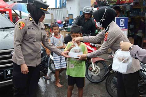 Polwan Polda Maluku Berbagi Takjil Di Bulan Ramadan MalukuTerkini