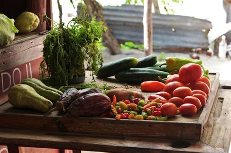 Frutas Y Verduras En La Mesa Foto Premium