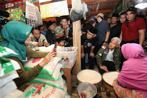 Ganjar Dengarkan Keluhan Warga Pekalongan Soal Tingginya Harga Bahan Pokok