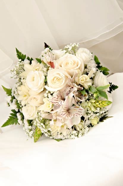 Premium Photo | Bouquet of white roses