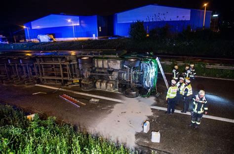 Umgekippter Lastwagen sorgt für Verkehrschaos am Morgen