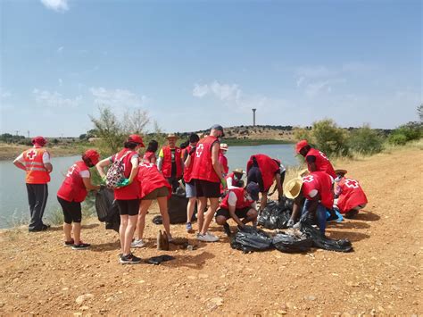 Cruz Roja Organiza Cuatro Recogidas De Basuraleza Dentro De La Campa A