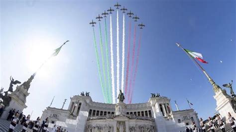 Giugno Le Frecce Tricolori Sorvolano L Altare Della Patria Corriere Tv