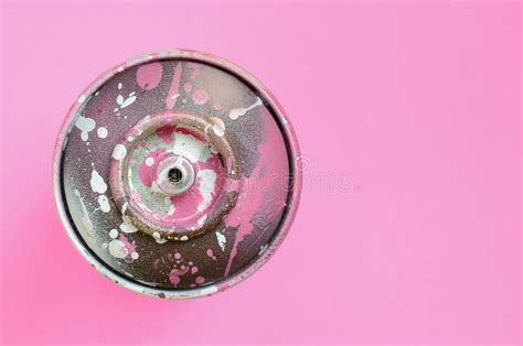 La Poder De Espray Usada Con Los Goteos Rosados De La Pintura Miente En