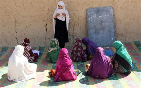 España condena la ley talibán que prohíbe a las mujeres hablar en voz