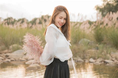 Mỹ nữ làng hài Anh Tuyết đốt mắt người xem bằng bikini ren VOV VN