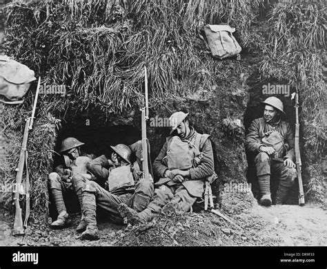 Soldaten Im Sch Tzengraben Stockfotografie Alamy