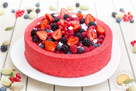 Entremets Frais Aux Fruits Rouges Et Au Lait Damande Sucre D Orge Et