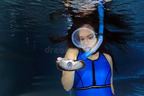 Sexy Wijfje Snorkeler Stock Afbeelding Image Of Ontdekking 57940929