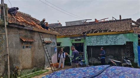 Warga Di Jatinangor Sumedang Mulai Perbaiki Rumah Yang Rusak Dihajar