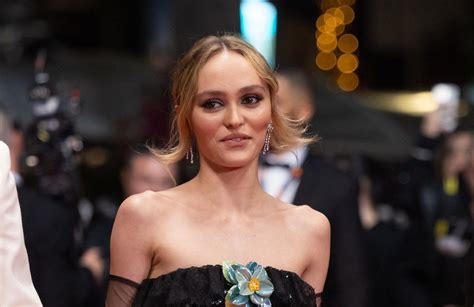 Lily Rose Depp dévoile des photos passionnées avec sa compagne 070