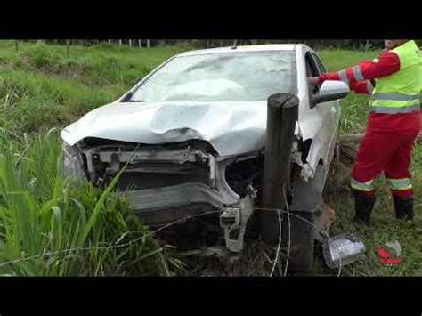 Reportagem Completa Motorista Perde Controle Direcional E Carro Sai Da