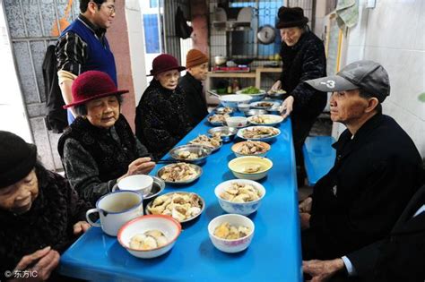 农村敬老院内，孤寡老人的年夜饭，图5老人表情各异 每日头条