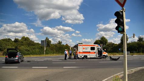 Mannheim Sandhofen FOTOS Auf B44 Rettungswagen Kracht An Kreuzung