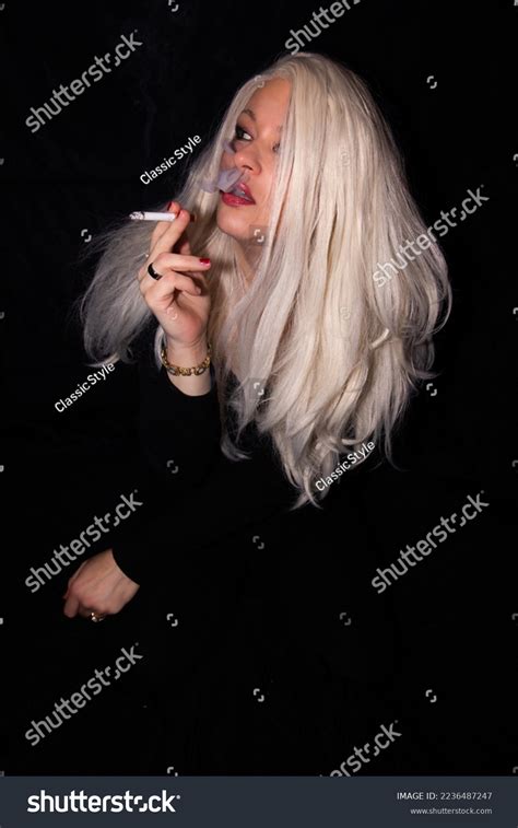 Femme sirene blonde en arriere plan plus de 1 061 photos de stock libres de droits proposées