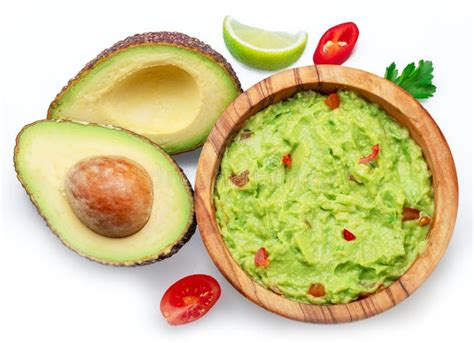 Guacamole Y Corte Transversal De Frutos Aguacate Aislados En Fondo